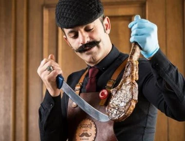 Τούρκος χασάπης κάνει τον Salt Bae να μοιάζει «γατάκι» (βίντεο)